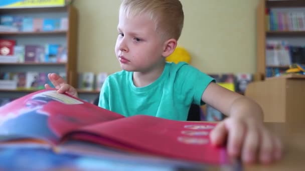 Kütüphanedeki Çocuk Yedi Yıldır Ukraynalı Bir Adam Kütüphanede Bir Masada — Stok video