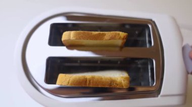 Sıcak tost makinesi. Ekmek kızartmak için elektrikli aletin üst görüntüsü. Isıtıcı elementleri ve kızarmış ekmek dilimlerini yakın çekim. Yanardöner iplikler