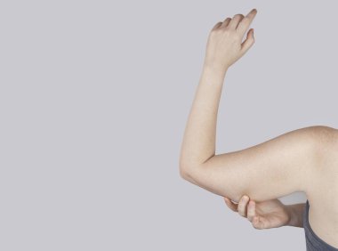 Obezite selüliti. Kadın kolunda sarkık bir deri. Önce ve sonra. Kilo verme, spor yapma, diyet ve yoğun eğitimin sonuçlarını kontrol etme kavramı. Kilo vermenin sonucu. Yağ aldırma
