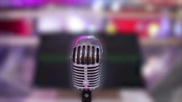 Microfone Para Karaoke Close Dispositivo Gravação Metal Contra Pano Fundo — Vídeo de Stock
