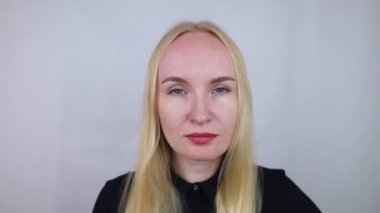 Usb 'un hafıza kartı kafasında. Beyne giden flaş bellek. Kız elinde hafıza kartıyla duruyor ve onu vücuduna sokmak istiyor. Sibernetizasyon ve hızlı öğrenme teknolojileri. Zihnini geliştiriyorsun.