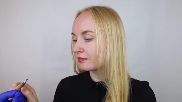 머리에 Usb 지팡이 플래시 드라이브 소녀는 그녀의 메모리 카드를 그녀의 — 비디오