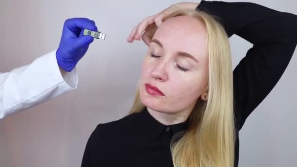 Usb Hafıza Kartı Kafasında Beyne Giden Flaş Bellek Kız Elinde — Stok video