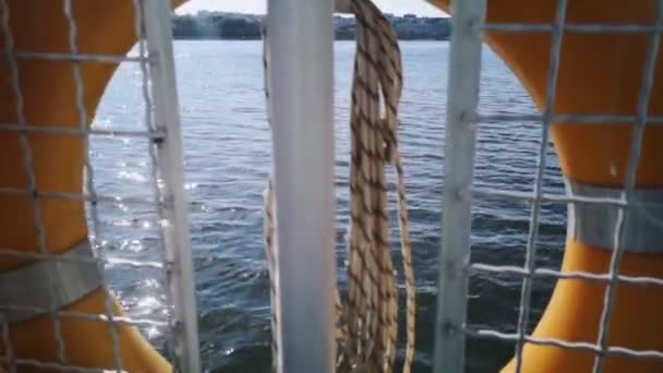 Een Reddingsboei Uitzicht Het Water Vanaf Een Plezierboot Zonneschijn Golven — Stockvideo