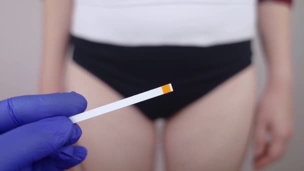 Bakteriální Vaginóza Vaginální Dívka Ukazuje Tyčinky Pro Měření Kyselé Báze — Stock video