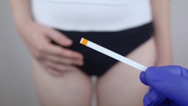 세균성 Vaginosis 소녀는 생식기 기관의 균형을 측정하기위한 스틱을 보여줍니다 진단이요 — 비디오