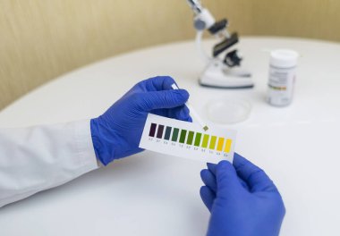 Bakteriyel Vajinoz. Vajinal pH. Teşhis edildi. Asitin normal olup olmadığını ölçebileceğiniz ölçek. Renklerle gösterilen normal asit seviyesi standart ile karşılaştırılmalıdır. Laboratuvar ve ev