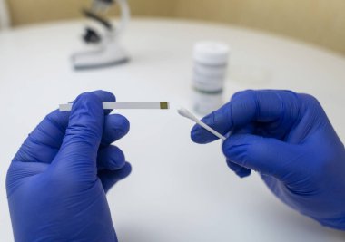 Bakteriyel Vajinoz. Vajinal pH. Teşhis edildi. Asitin normal olup olmadığını ölçebileceğiniz ölçek. Renklerle gösterilen normal asit seviyesi standart ile karşılaştırılmalıdır. Laboratuvar ve ev