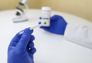 Bakteriyel Vajinoz. Vajinal pH. Teşhis edildi. Asitin normal olup olmadığını ölçebileceğiniz ölçek. Renklerle gösterilen normal asit seviyesi standart ile karşılaştırılmalıdır. Laboratuvar ve ev