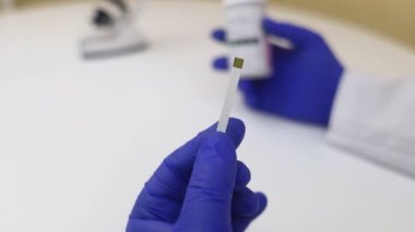 Bakteriyel Vajinoz. Vajinal pH. Teşhis edildi. Asitin normal olup olmadığını ölçebileceğiniz ölçek. Renklerle gösterilen normal asit seviyesi standart ile karşılaştırılmalıdır. Laboratuvar ve ev