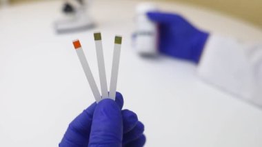 Bakteriyel Vajinoz. Vajinal pH. Teşhis edildi. Asitin normal olup olmadığını ölçebileceğiniz ölçek. Renklerle gösterilen normal asit seviyesi standart ile karşılaştırılmalıdır. Laboratuvar ve ev
