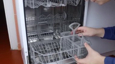 Bulaşık makinesi tamiri. Bir hizmet merkezi temsilcisi evde bulaşık makinesini teşhis eder ve tamir eder. Ev aletleri konusunda uzmanım. Evine bir teknisyen çağır. Yakın plan.