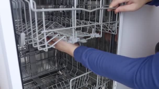 Ремонт Посудомоечной Машины Представитель Сервисного Центра Диагностирует Ремонтирует Посудомоечную Машину — стоковое видео