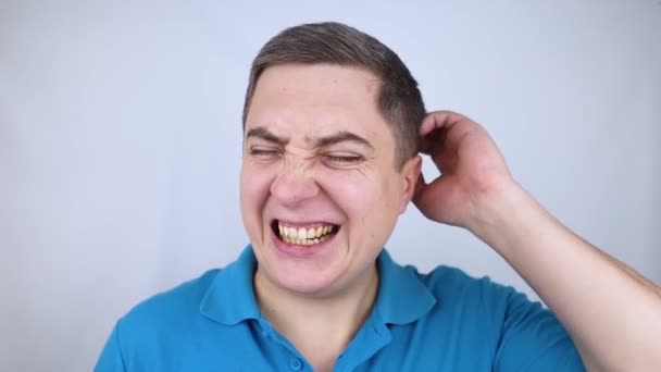Adam Kafa Ovuyor Koyu Renk Saçlı Genç Adam Kepek Yağlı — Stok video