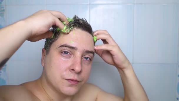 男人的确会擦头 黑头发的年轻人用头皮擦拭来对抗头皮屑 油性头皮 造成头发问题的皮肤问题 自动按摩和揉搓头发产品的特写 — 图库视频影像