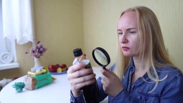 Frau Liest Anleitung Für Lebensmittel Hause Überprüfung Der Etiketten Auf — Stockvideo