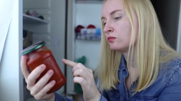 Vrouw Leest Instructies Voor Voedingsmiddelen Thuis Controle Van Etiketten Goederen — Stockvideo