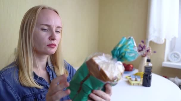Žena Doma Čte Návod Potravinářské Výrobky Kontroluji Štítky Zboží Studium — Stock video