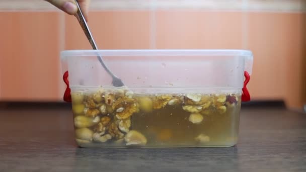 Μούσκεμα Καρύδια Κορίτσι Δείχνει Βρώμικους Σπόρους Χημική Επεξεργασία Τροφίμων Πεπτικά — Αρχείο Βίντεο