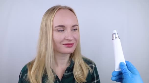 Retinol Seorang Gadis Mengoleskan Krim Kerut Antioksidan Wajahnya Penuaan Dan — Stok Video