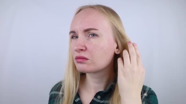 Retinol Seorang Gadis Mengoleskan Krim Kerut Antioksidan Wajahnya Penuaan Dan — Stok Video