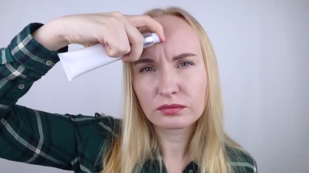 Retinol Dívka Rozmazává Obličej Antioxidačním Krémem Proti Vráskám Aging Omlazující — Stock video