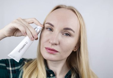 A vitamini, Retinol, Niacinamide, C vitamini kız yüzüne antioksidan kırışıklık önleyici krem sürüyor. Yaşlanma önleyici ve yüz tazeleme ajanı. Önce ve sonra. Görsel sonuç. Sivilce tedavisi