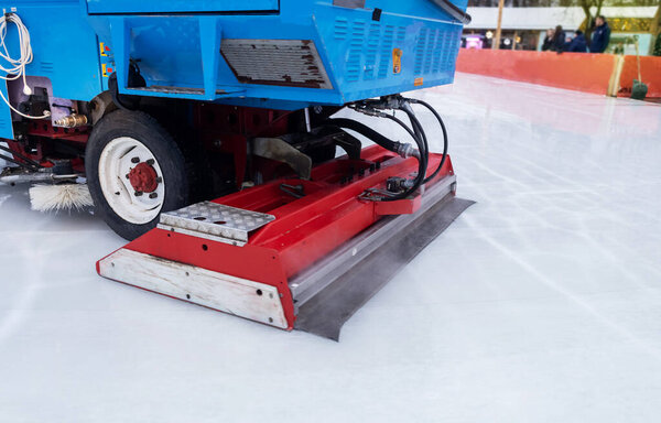 Машина для чистки льда. Общий и крупный план профессиональной машины для подготовки катка. Место для смс. Конькобежный спорт, хоккей и другие зимние виды спорта