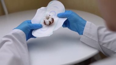 Hijyenik peçete ve pamuk bitkisi. Kadın üreme organlarında kızarıklığa, kızarıklığa ve bebek bezinde kızarıklığa neden olan plastik katkı maddelerinin varlığını gösteren bir kavram.. 
