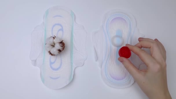 サニタリーナプキンと綿花 女性器官における赤み おむつ発疹を引き起こす衛生パックにプラスチック添加物が存在することを示す概念 — ストック動画