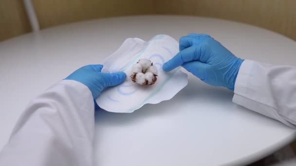 냅킨과 기관에서 기저귀 발진을 일으키는 팩에서 플라스틱 첨가물의 존재를 보여주는 — 비디오