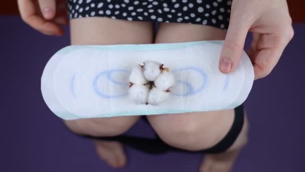 Hijyenik Peçete Pamuk Bitkisi Kız Çamaşırlarının Arkasında Pamuk Hijyenik Ped — Stok video