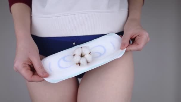 Hijyenik Peçete Pamuk Bitkisi Kız Çamaşırlarının Arkasında Pamuk Hijyenik Ped — Stok video