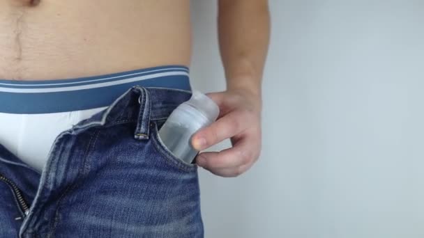 Μπουκάλι Οικείο Λιπαντικά Άνθρωπος Έχει Ζεστό Ζελέ Στην Τσέπη Του — Αρχείο Βίντεο