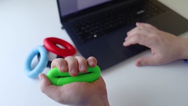Handgreifer Mann Quetscht Gummiexpander Während Seinem Laptop Arbeitet Konzept Nützliche — Stockvideo