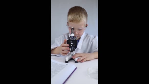 Chemik Dziecięcy Nauczyciel Pokazuje Wizualny Eksperyment Nauczyciel Nauk Ścisłych Uczy — Wideo stockowe