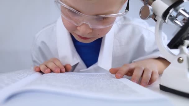 Químico Infantil Profesor Muestra Experimento Visual Mentor Científico Enseña Enfoque — Vídeos de Stock