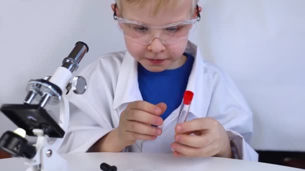 Barnkemist Läraren Visar Ett Visuellt Experiment Vetenskapsmentor Lär Ett Experimentellt — Stockvideo