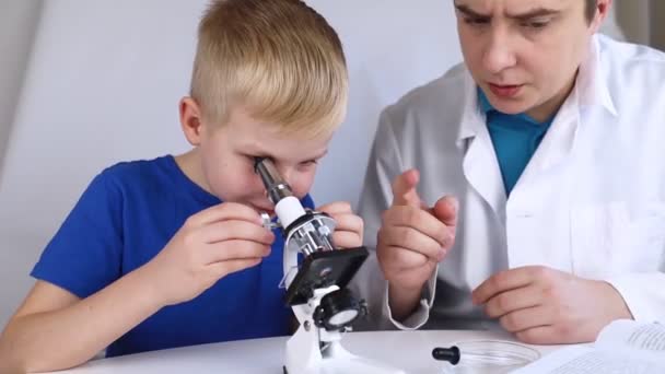 Ahli Kimia Anak Guru Menunjukkan Percobaan Visual Seorang Mentor Sains — Stok Video