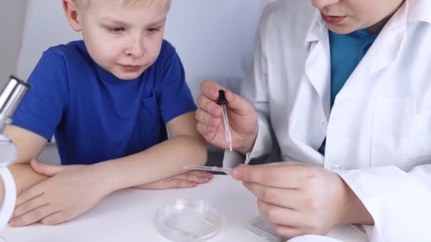 Kinderscheikundige Leraar Toont Een Visueel Experiment Een Wetenschapsmentor Leert Een — Stockvideo