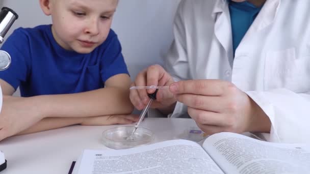 Child Chemist Teacher Shows Visual Experiment Science Mentor Teaches Experimental — Stock Video
