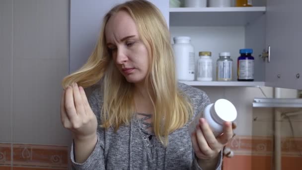 Flicka Studerar Kosttillskott Läser Instruktionerna Flaska Vitaminkomplex Näringstillskott För Håravfall — Stockvideo