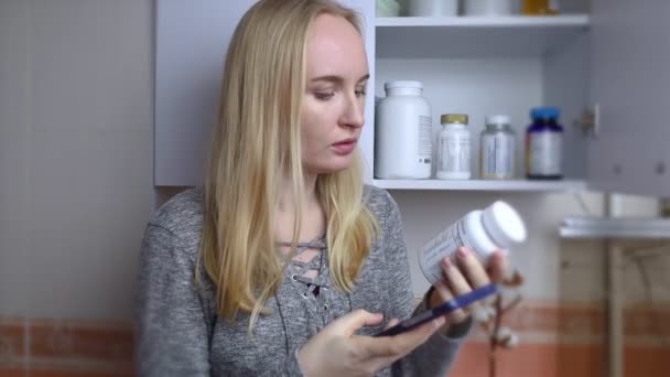 Chica Estudia Suplementos Dietéticos Leyendo Las Instrucciones Frasco Complejo Vitamínico — Vídeos de Stock