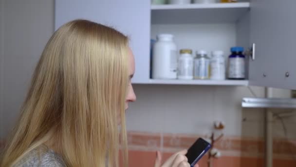 Chica Estudia Suplementos Dietéticos Leyendo Las Instrucciones Frasco Complejo Vitamínico — Vídeo de stock