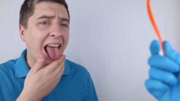 Raspador Língua Homem Mostra Placa Amarela Seguida Realiza Higiene Oral — Vídeo de Stock