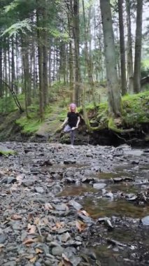 Doğada yoga. Ormanın ortasındaki bir kız kendi için inzivaya çekildi. Doğayla bütünlük içinde bireysel uygulama. Meditasyonda ve Vedik egzersizlerinde solopraktik. Karpatların ormanları, Ukrayna