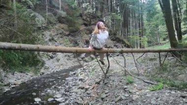 Doğada yoga. Ormanın ortasındaki bir kız kendi için inzivaya çekildi. Doğayla bütünlük içinde bireysel uygulama. Meditasyonda ve Vedik egzersizlerinde solopraktik. Karpatların ormanları, Ukrayna