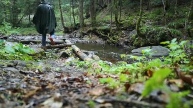 Orman terapisi. Bir kız ağacın ve nehrin yanında durup nefes alma pratiği yapıyor ve zihinsel olarak doğayla konuşuyor. Kozalaklı ormanla iletişim ve doğayla birlik