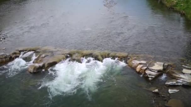 Río Rápidos Una Hermosa Vista Del Agua Que Bate Desembocadura — Vídeo de stock