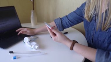 Diş macunu malzemeleri. Kız diş macununun bileşimini kontrol ediyor ve ürünün tehlikeli bileşimine şaşırıyor. Emülziyonlar, koruyucular, boyalar, PEG, SLS, parabenler, dietanolamin